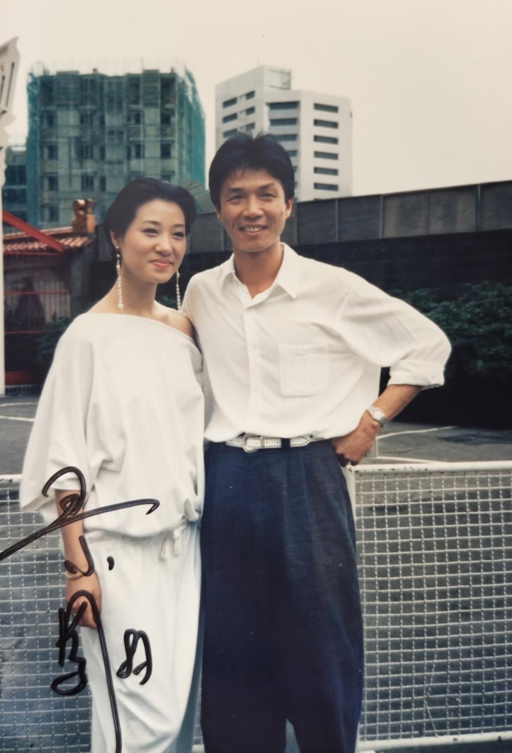 演员王小凤年轻时的留影，这一张照片拍摄于上世纪80年代中后期的香港片场户外，左边