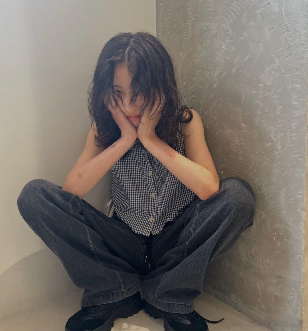 张子枫胳膊上都是伤张子枫胳膊上都是伤，妹妹一定要照顾好自己啊🥹！张子枫胳膊上都