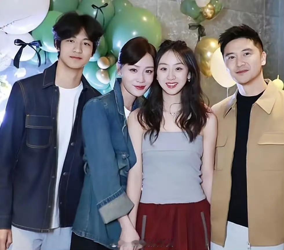 田亮晒一家四口同框，叶一茜搂着18岁女儿，母女俩身高齐平，170个头又瘦又有气质