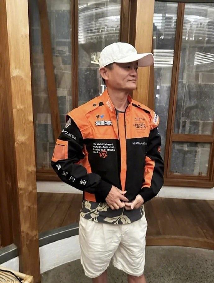 马云试穿淘宝闪购骑手服照片曝光，帅气吗？