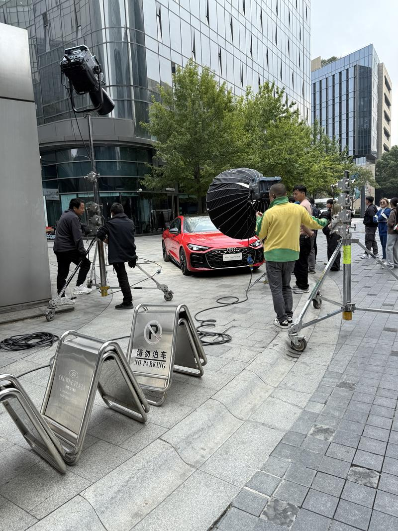 看这阵仗，肯定不是自媒体团队。 ​​​