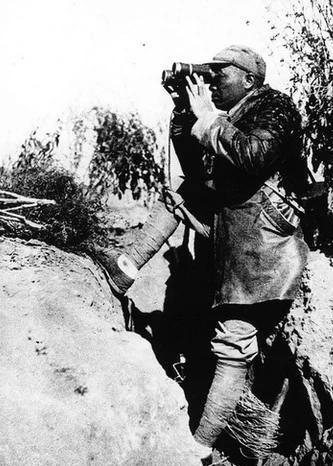 1956年，彭德怀到青海视察，检查哨位时，他问哨兵：“这么冷，你怎么不穿皮大衣？