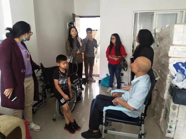 云南一男子意外导致高位截瘫，只有4岁儿子站出来，小小的他变成了家里的顶梁柱。
 