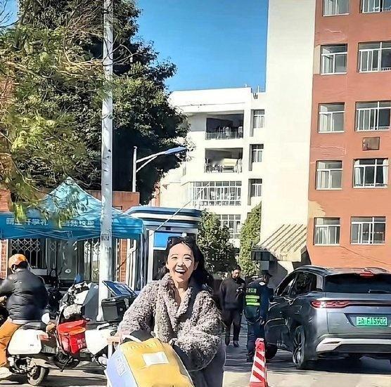 校门口，一名高二学生女孩，看见站在门口的男子，喊出一句称呼后，瞬间就哽咽流泪了。