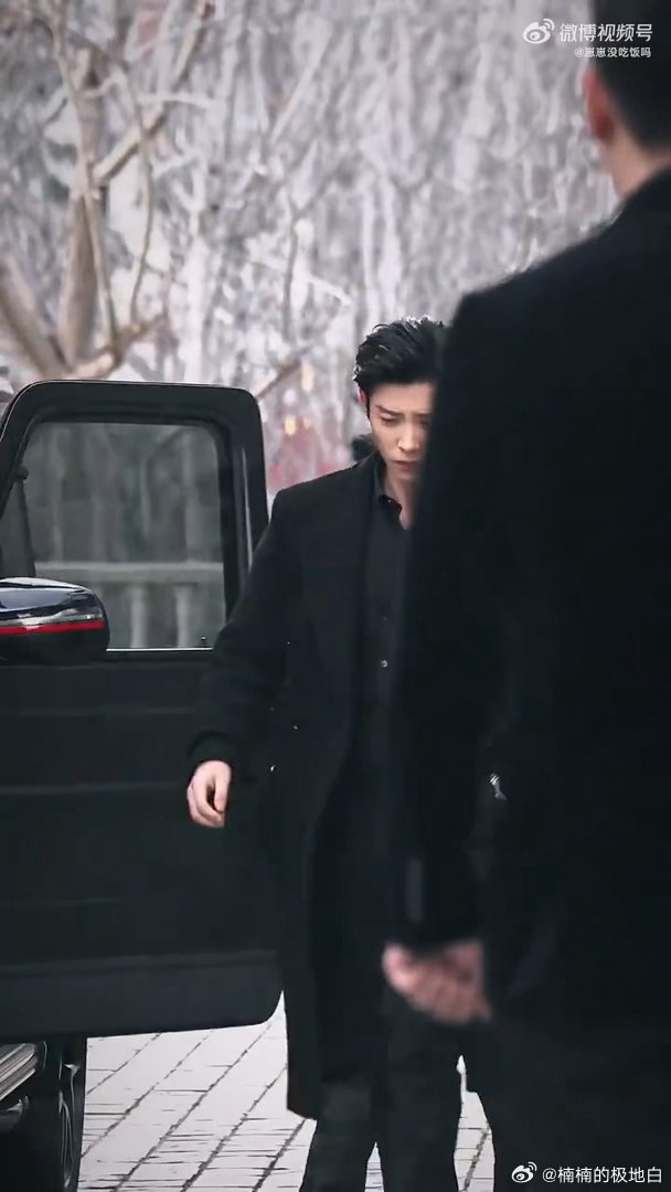 马小宇霸总穿搭模板马小宇把霸总风穿明白了 他把霸总风穿成艺术品！简约剪裁显质感，