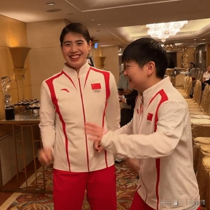 嘿😎，咱就说这莎莎也太逗了吧！
打球的时候就各种厉害👍。
没想到被公主抱的时