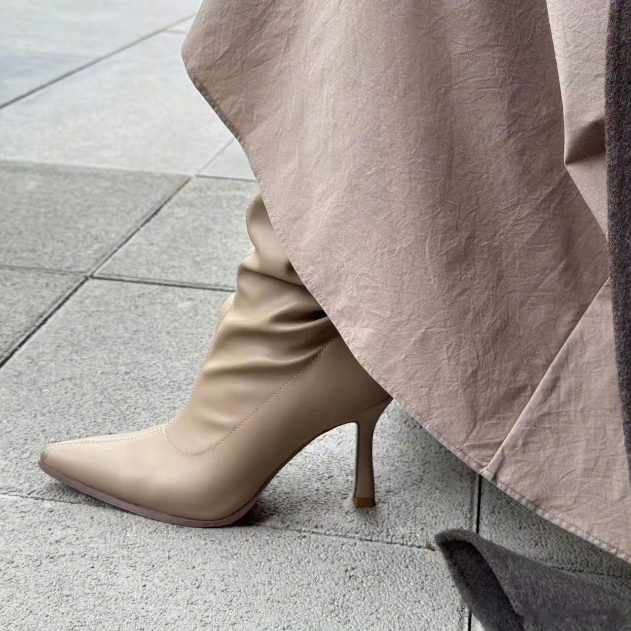 今天真是做运动员的一天呀
穿了一个细高跟快跑出3公里了[微笑] ​​​