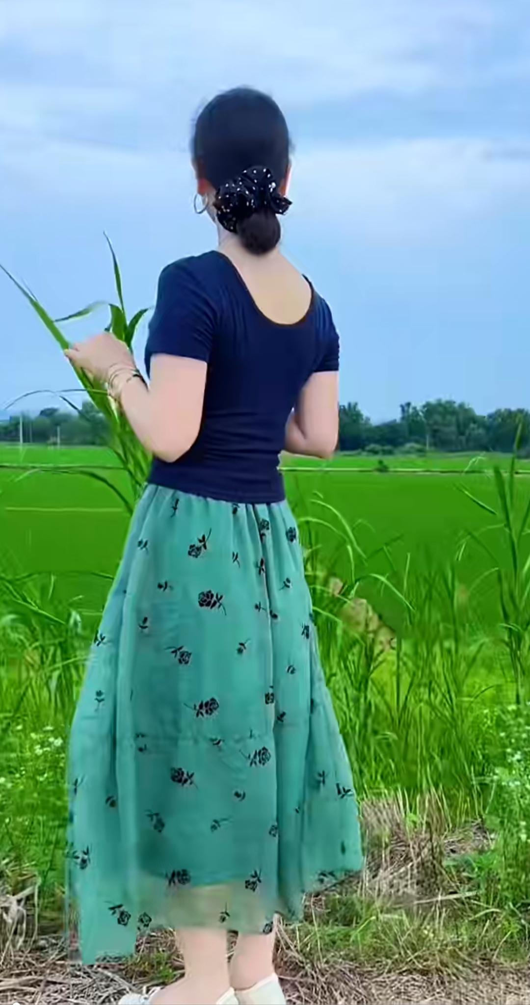 人到中年，越来越爱简单的穿搭
松弛自在，无拘无束，不用刻意迁就身形。
闲暇时往乡