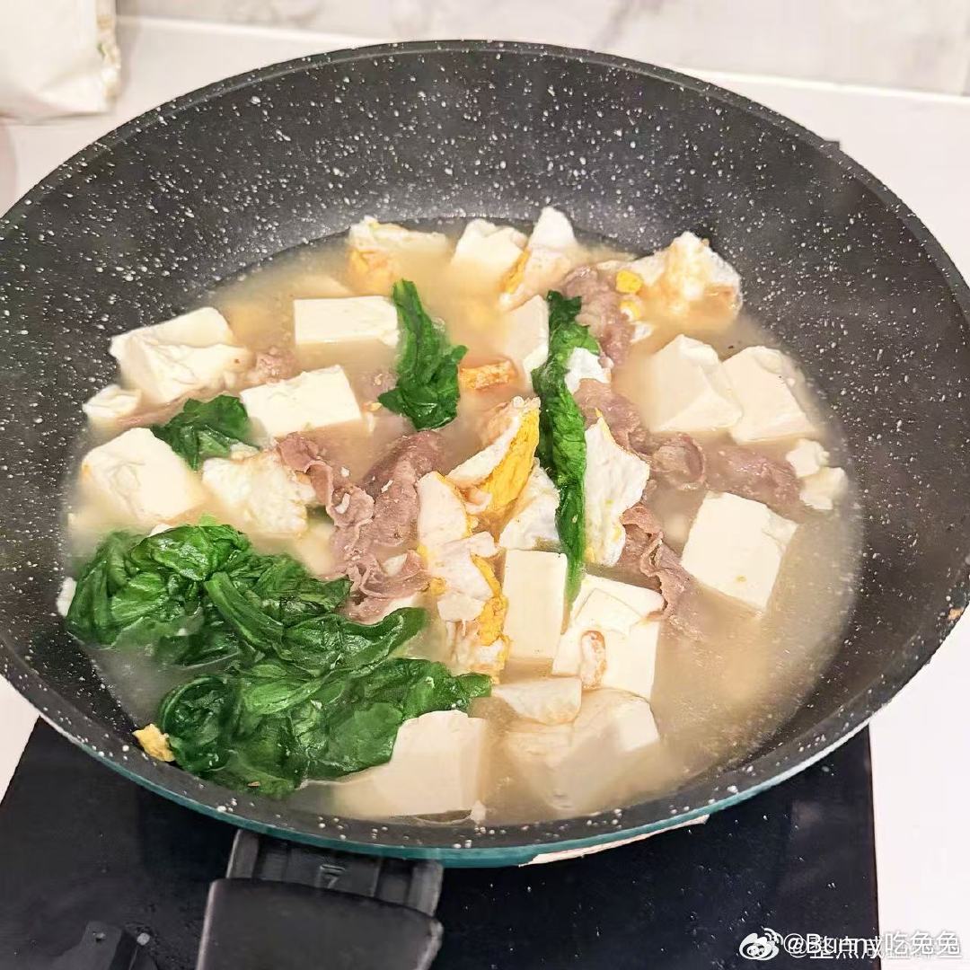 白鹿做饭豆腐放多了白鹿素颜做饭照 豆腐刺客上线！白鹿素颜做饭，量多料足超实在 