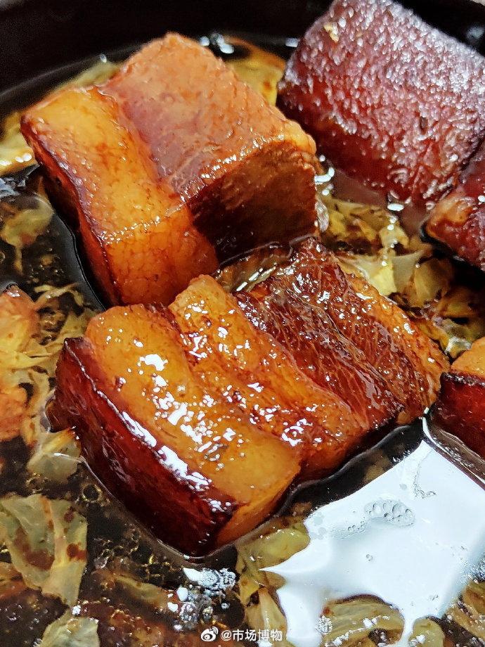 我也算喜欢吃红烧肉，但我个人的应用场景很窄，就是下饭，必须配米饭，其他搭配如粉面
