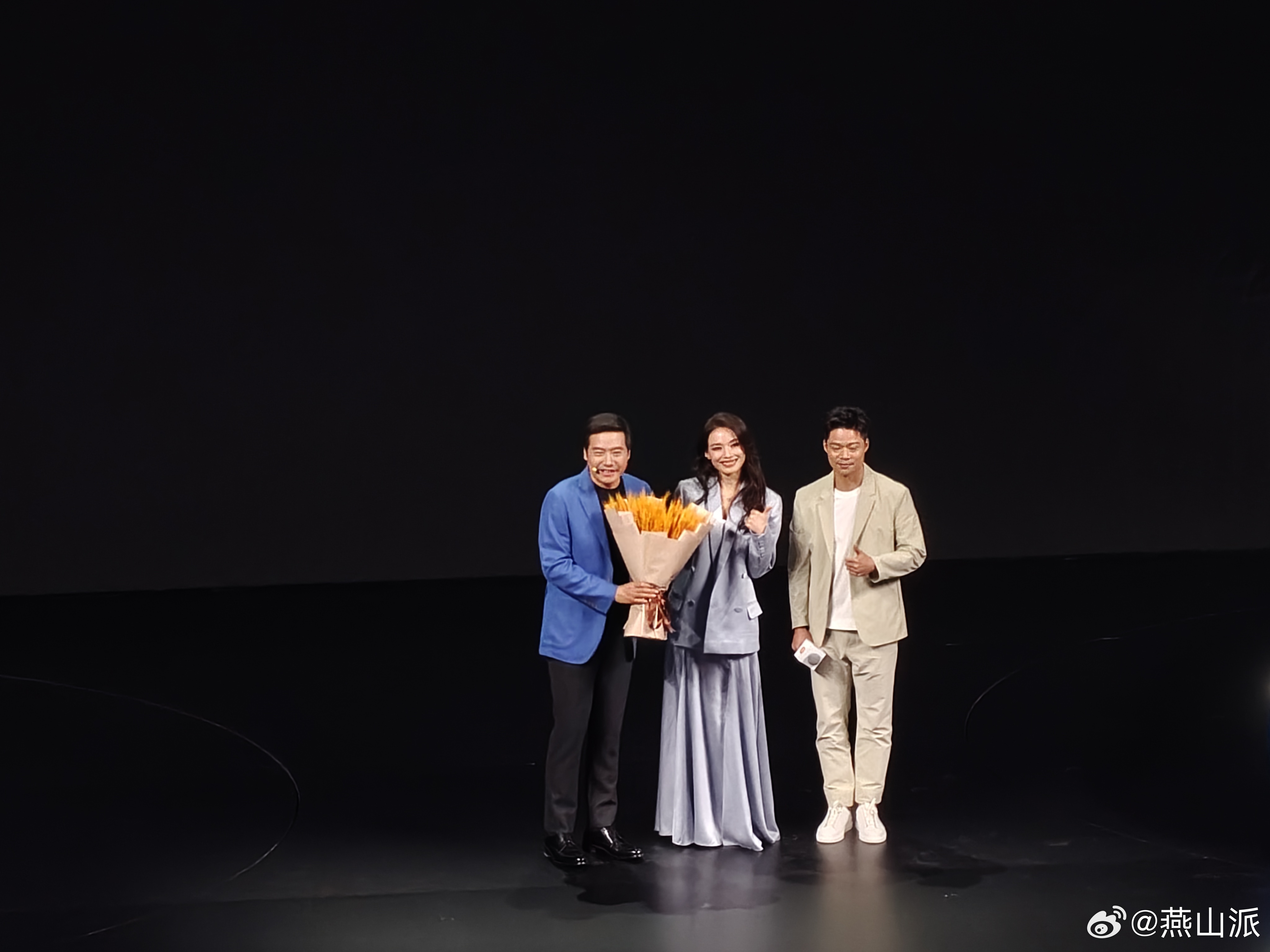 小米新SU7的两位代言人，舒淇、苏炳添PS:我强烈建议，把雷总也加入到SU7的代