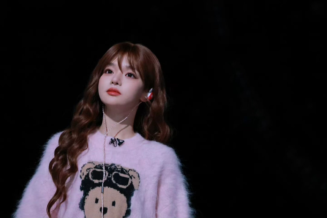 黄霄雲 莫挨老子黄霄雲否认与付思超恋情21日，黄霄雲发文辟谣 ：“别太离谱，莫挨