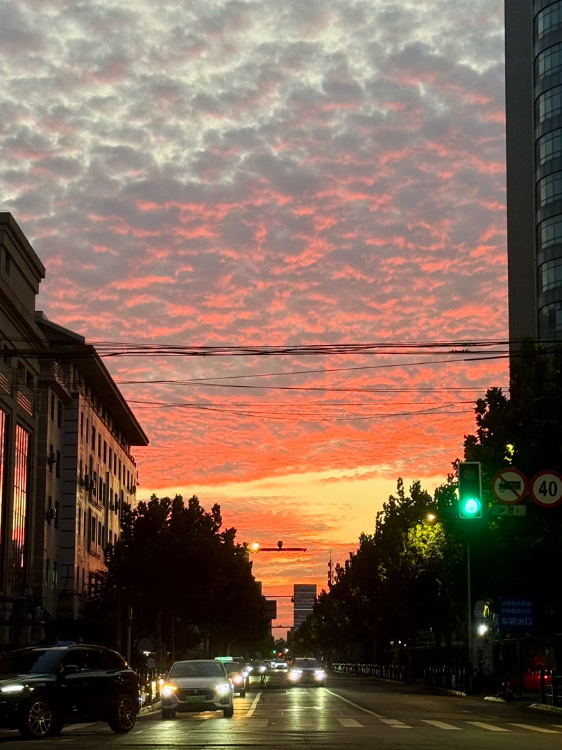 给你们看看今晚上海的晚霞🌆 ​​​