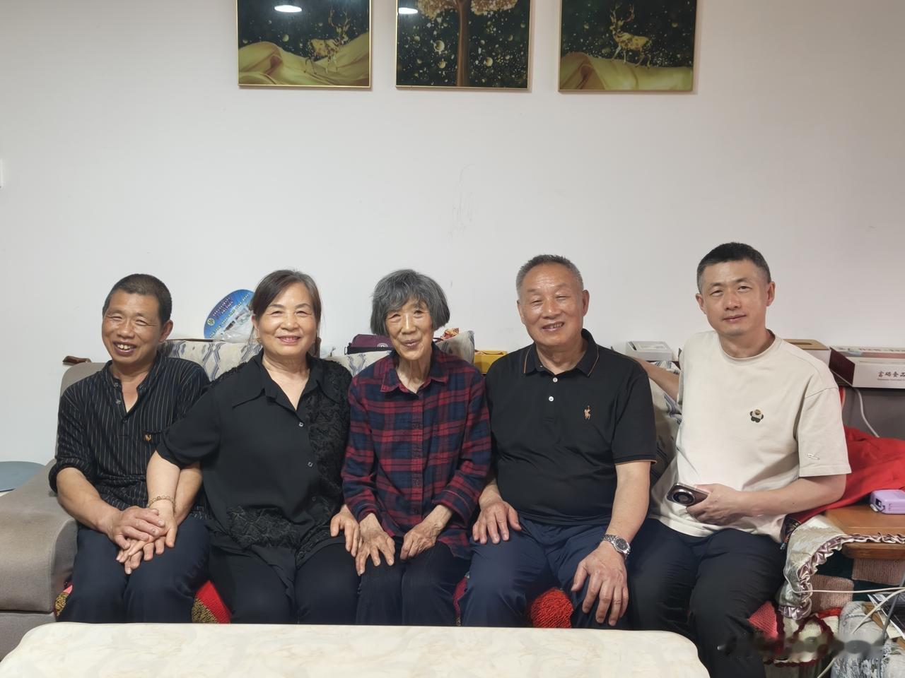 真心话茶局妈妈老了，幺爸幺婶也往70岁走了，大弟弟在一边傻笑着，小弟弟也年过半百
