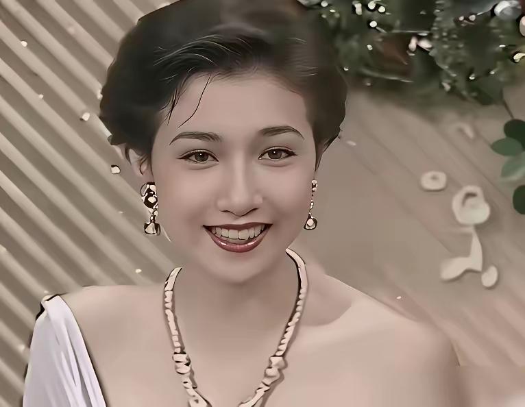 有谁还记得这个女人，让成龙低头认错的唯一女性。
年轻的时候，根本不比李嘉欣，关之