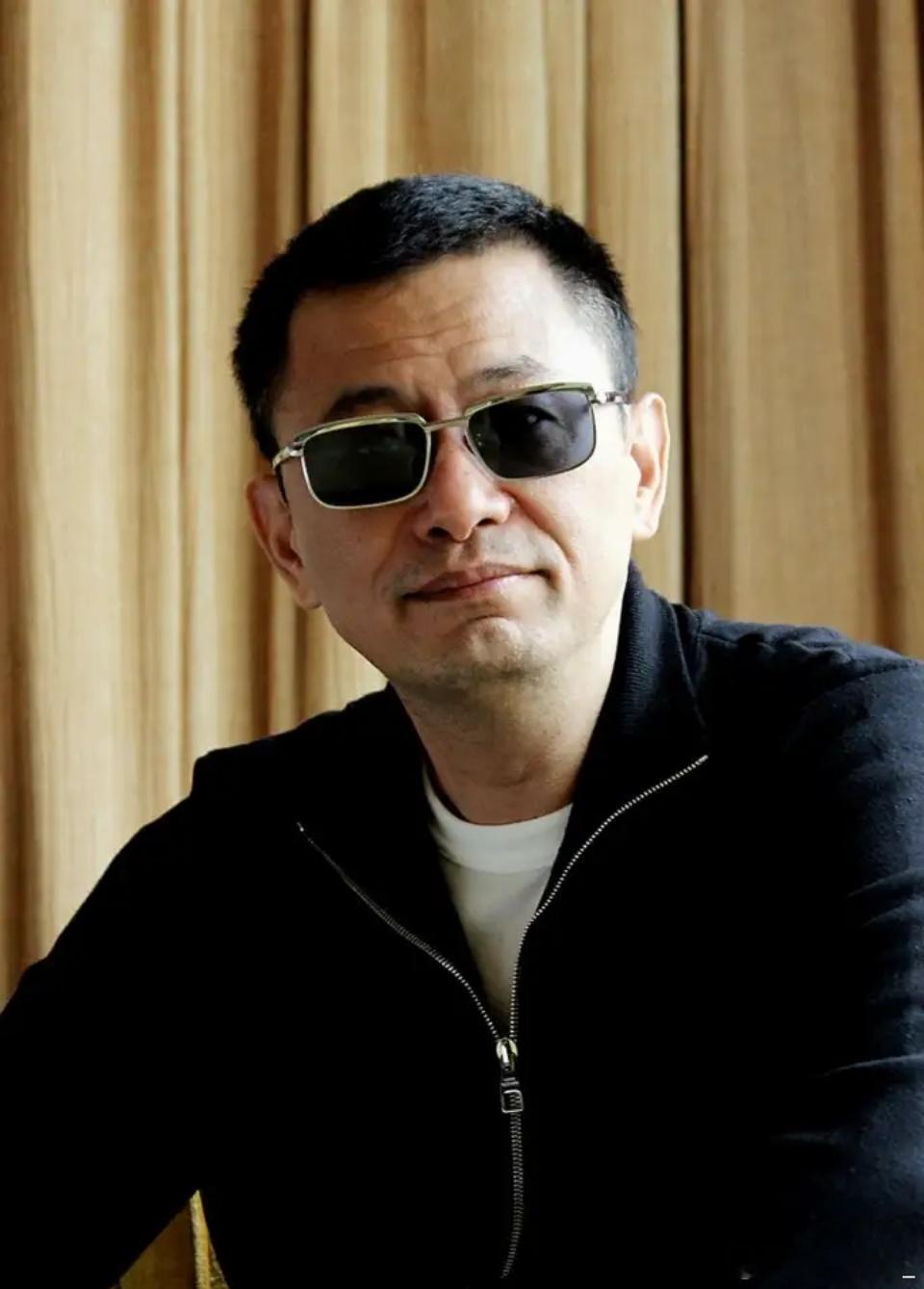 倪妮多傻，她本来是王家卫、秦雯录音事件的获益者，墨镜王都不敢惹不挺好的吗，结果那