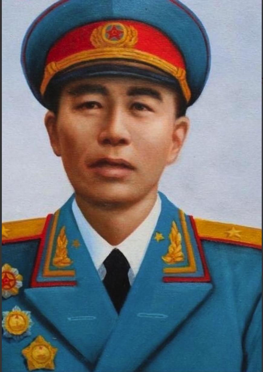 1970年，河北军营，哨兵拦了个穿旧中山装的老人，老人竟说：“让你们师长跑步来见