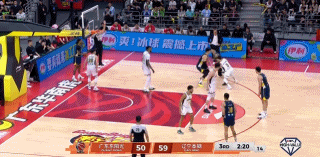 崔永熙底线接球机会来了！第一次出手就弹框而出，这手感怕是还在 NBA 赛场没带回