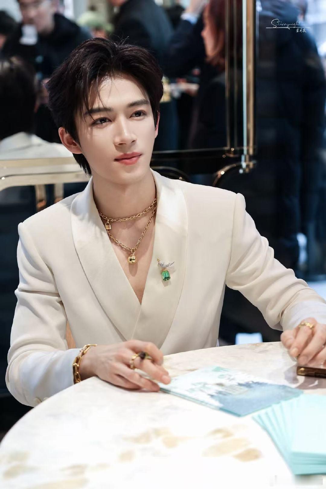 王星越告白进组 刚蹲到王星越成都进组《告白》的路透，又盼着《唐宫奇案》开播，这个