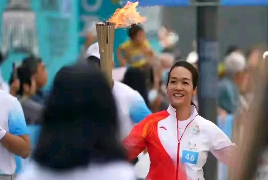 霍家还在台前扛火炬，郑家已把权杖悄悄塞进女儿手里。
郑志雯没靠爹名头混日子，K1