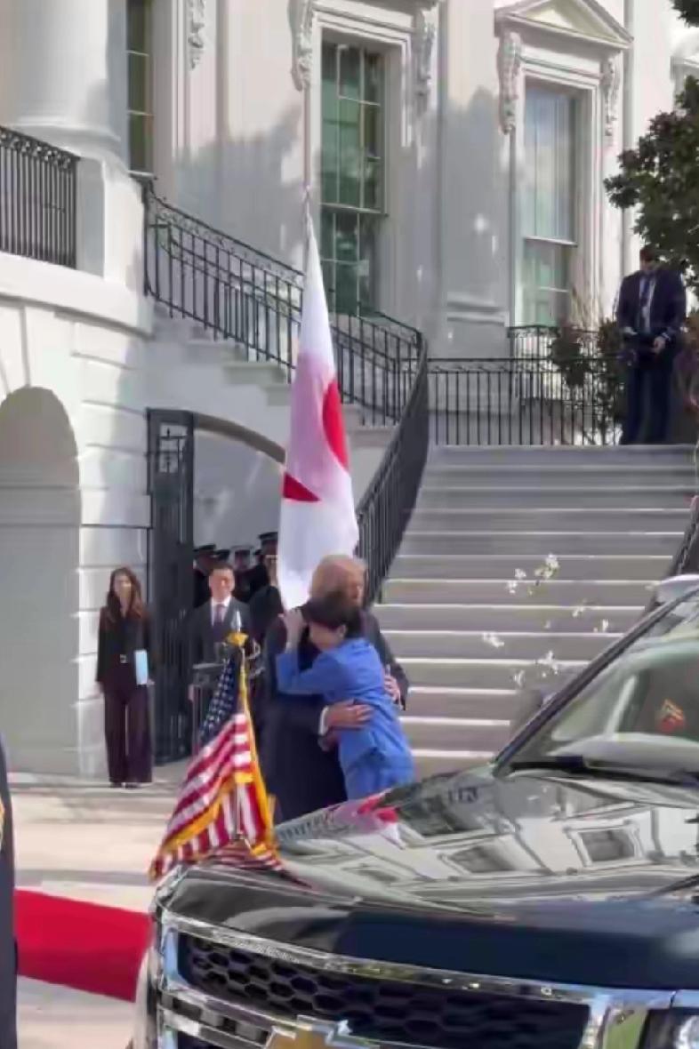 当地时间3月19日，日本首相高市早苗到白宫，一下车就扑进特朗普怀中。这次访美她可