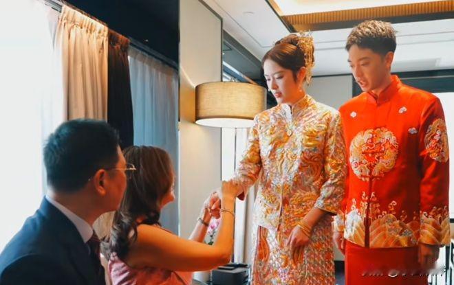 近日，李嘉欣的姐姐李嘉明在上海参加了继子的婚礼，现场温馨的敬茶环节尤为引人关注。