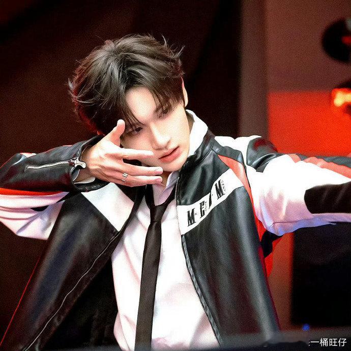 余宇涵直播侧颜余宇涵直播打游戏这是什么真人电竞男主颜值打游戏认真又帅气！ 