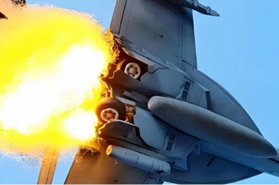 最坏情况发生，美军舰载机在沿海被击中，白宫意识到大国出手了！
 
3月25日，一