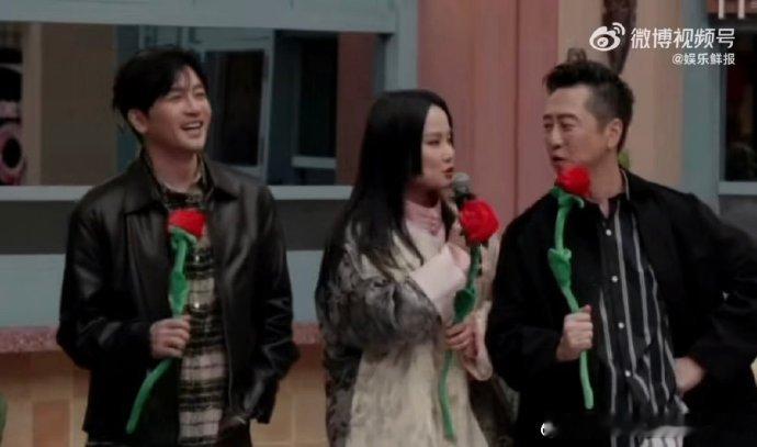 苏有朋用救场诠释了何为 “稳”！直播中不管出现什么状况，他都能从容把控节奏，衔接