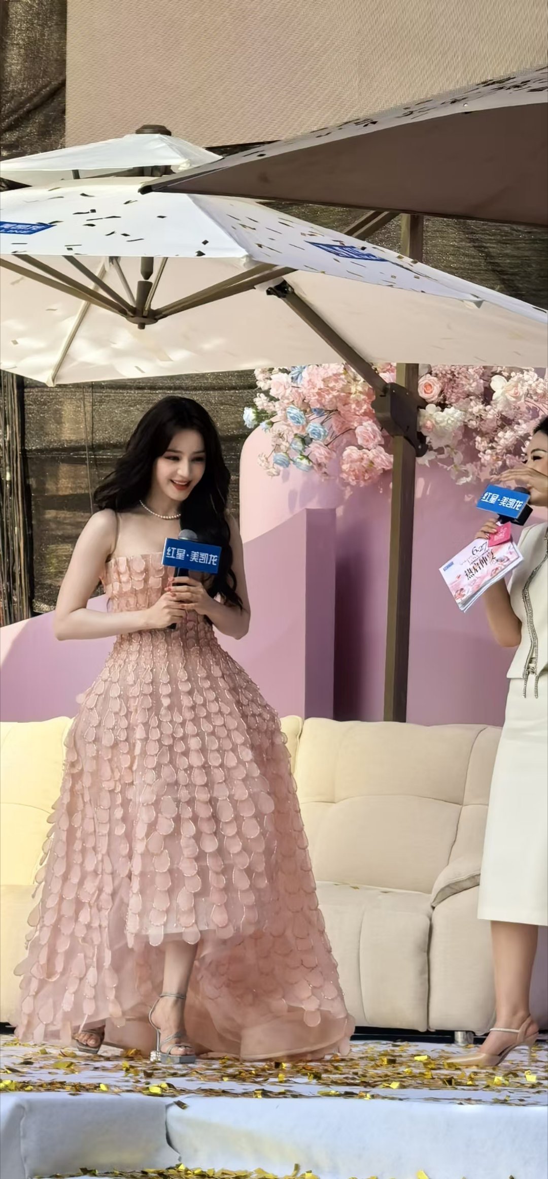 迪丽热巴贺思慕 dlrb迪丽热巴白日提灯 “情起一时的喜欢不叫热爱，长久无言的陪