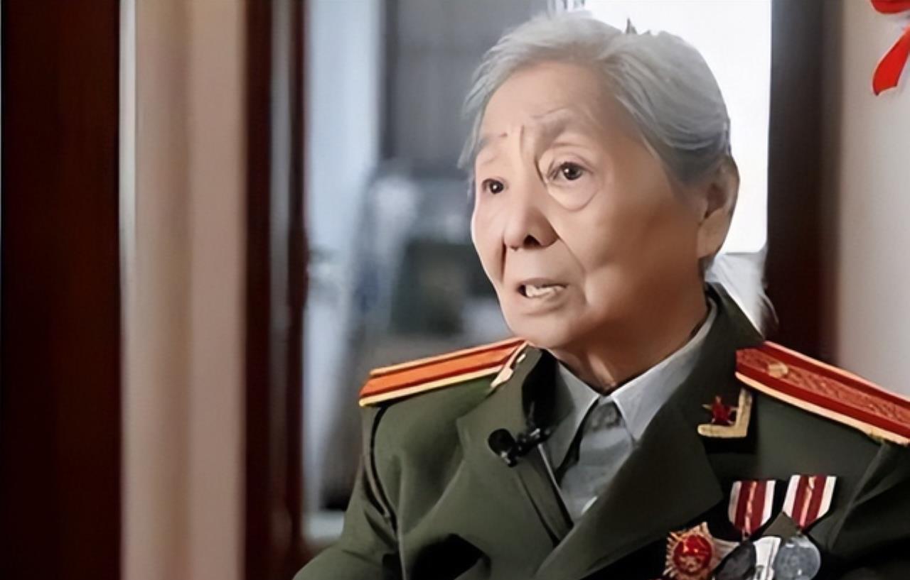 1979年，我国女翻译刘禄曾随团访美，交流时发现一名美国男子一直死死盯着她看，没