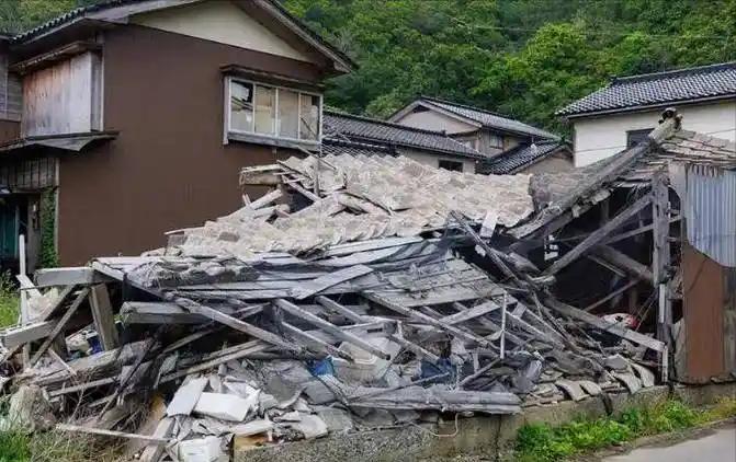 日本熊本县一场7.1级大地震，不仅震出了几十人遇难的惨剧，更震出了一出政治闹剧！