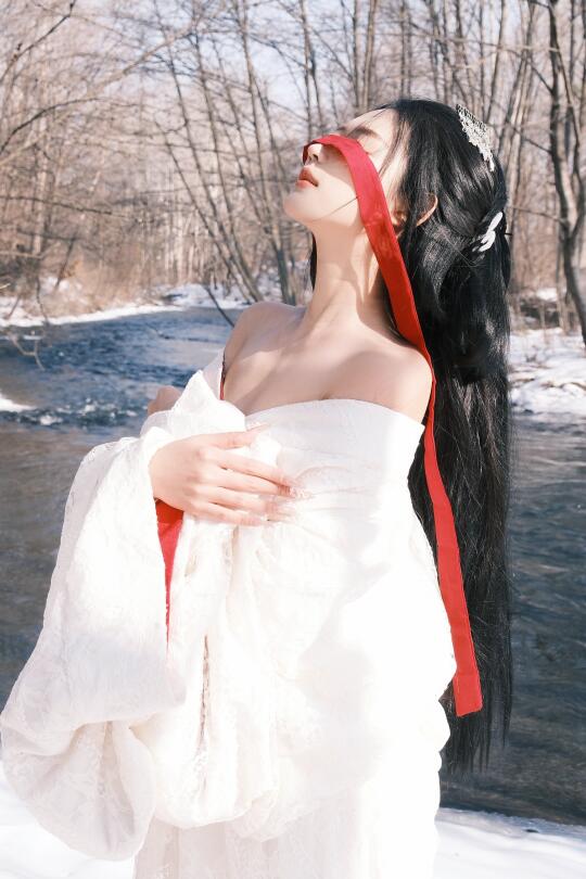 雪地拍照小心机：把战国袍穿在身上