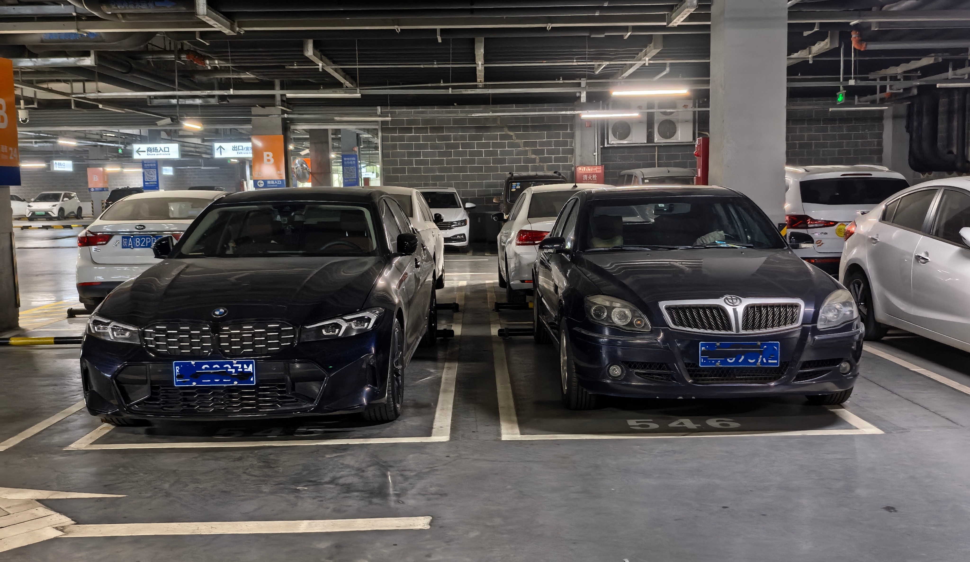 偶遇一辆中华骏捷，还正好停在宝马3系旁边，这双肾算是致敬宝马吗？