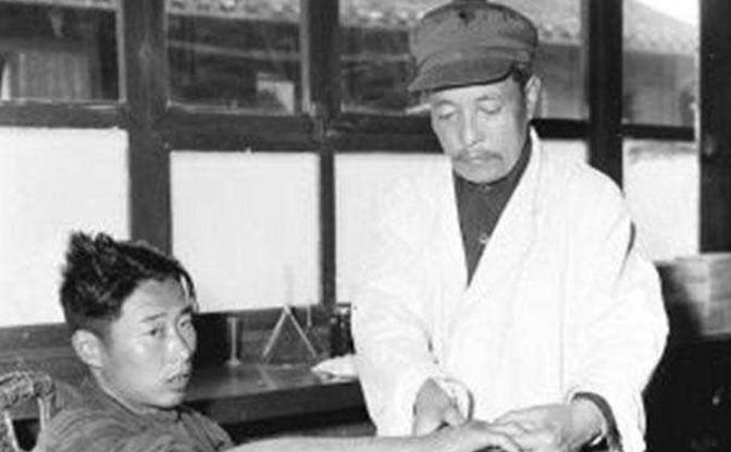 1955年，一个走江湖的男子故意让毒蛇咬自己的舌头，等蛇释放完毒素后，他一口咬下