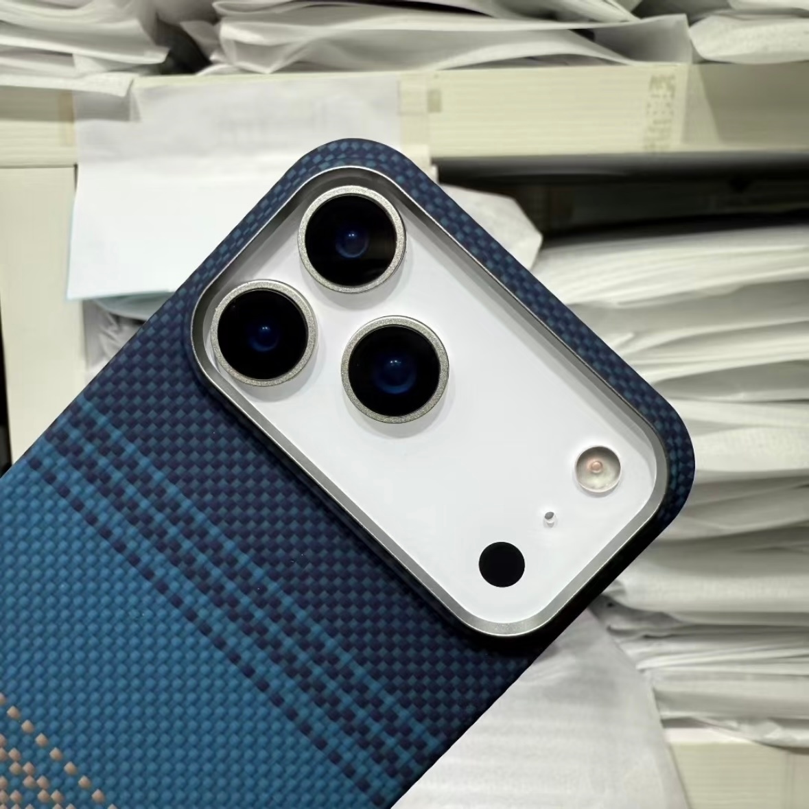 iPhone17又是被扒光，手机壳厂真是“立大功”。别说这么看也挺好看的，没有传