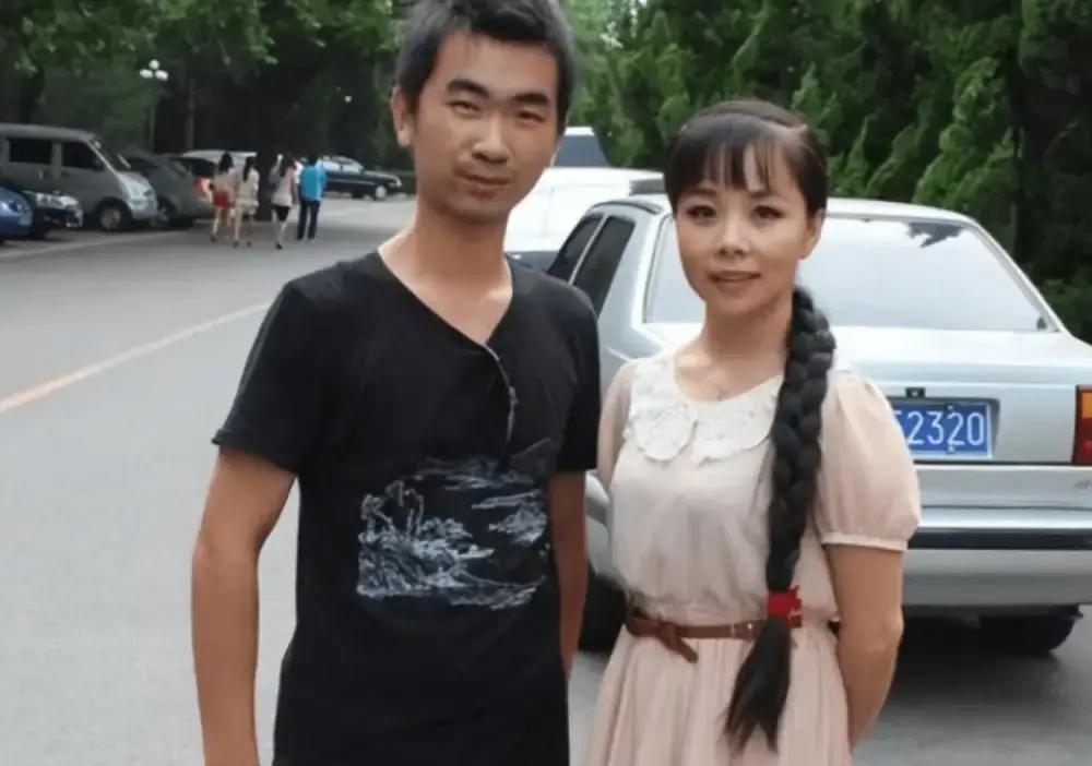 王二妮被传和神秘男友李飞上演“塞钥匙”苦情戏，我刷到的时候差点信了。

说什么她