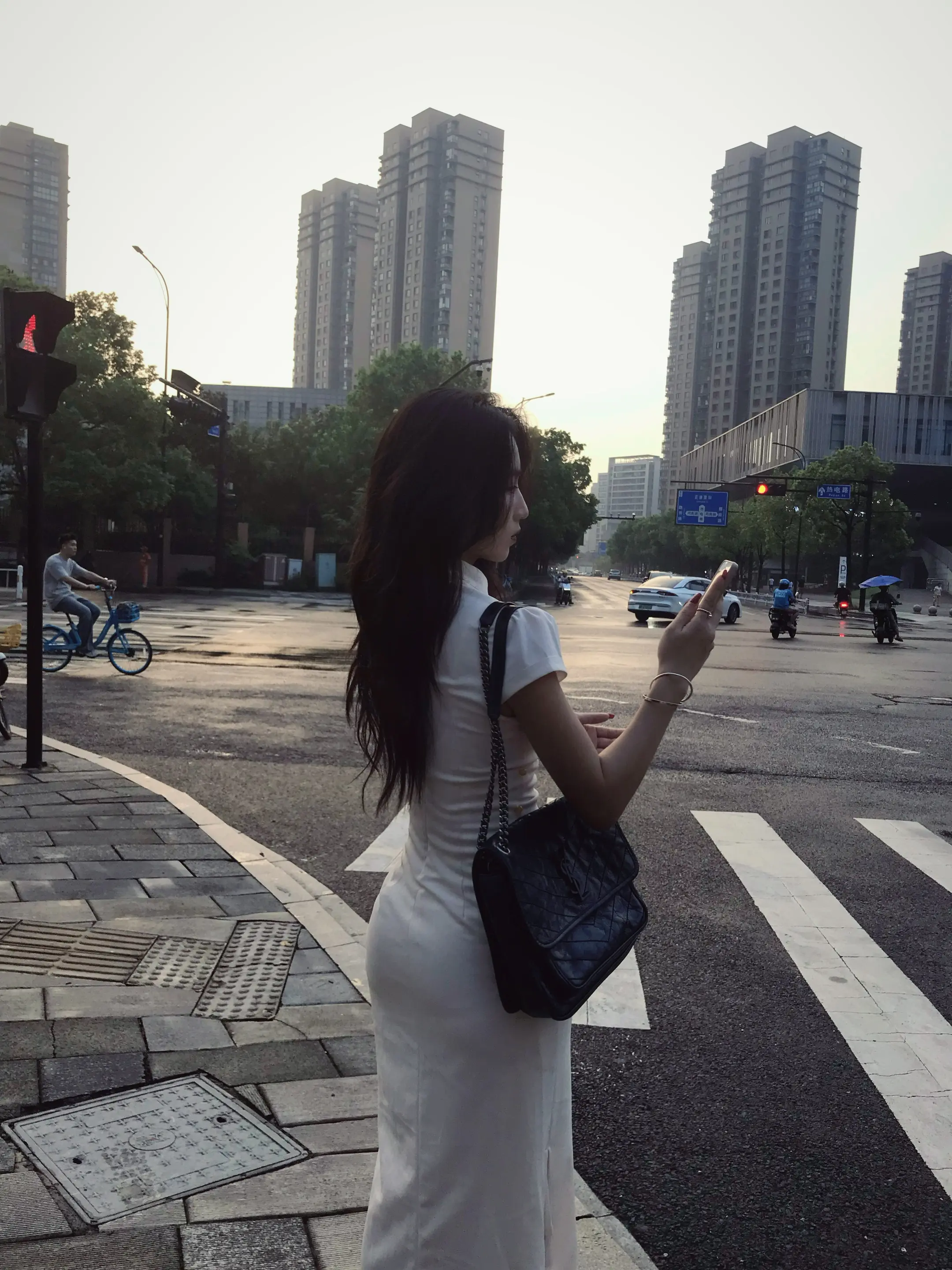 她不羁的脸像天色将晚