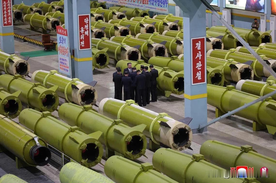 朝中社12月26日发布多张未注明日期的照片，显示金正恩视察朝鲜某秘密地点的重要军