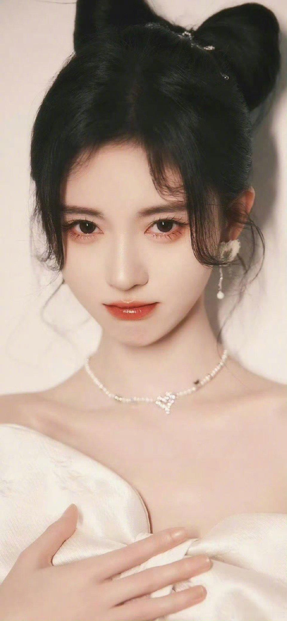 鞠婧祎真的是百变造型，什么样的妆容都很好看！ 