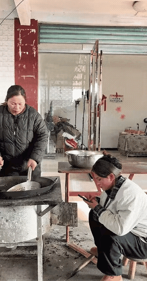 听话也是错？一碗面喂猪记，这闺女太耿直！
妈妈忙中喊“端面喂猪”，闺女秒执行，真