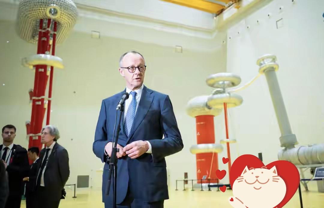 德国总理默茨访华彻底改观，临行前公开喊话，要全面加强德中政治与经济合作，哪怕得罪