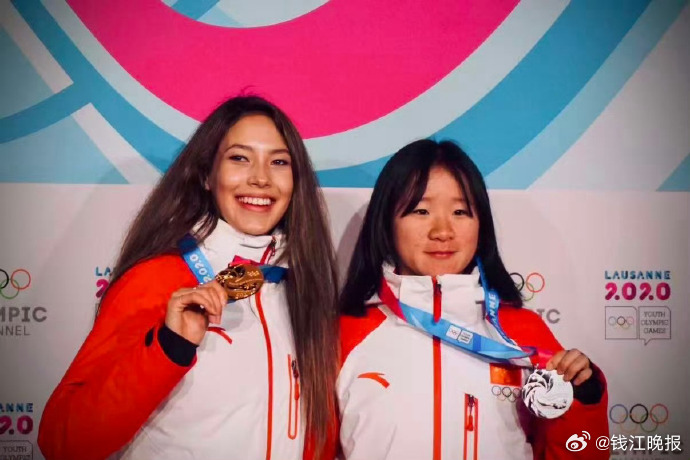 #谷爱凌李方慧6年后一起再站领奖台# 据：女孩子们的友谊太美好了，隔着屏幕都感受