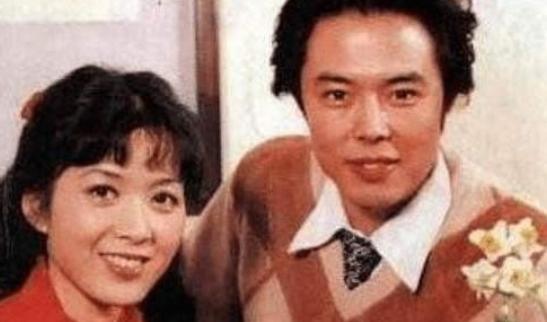 1983年，沈丹萍与张铁林已经谈了6年恋爱，有一天，沈丹萍刚回到宿舍，同宿舍的一