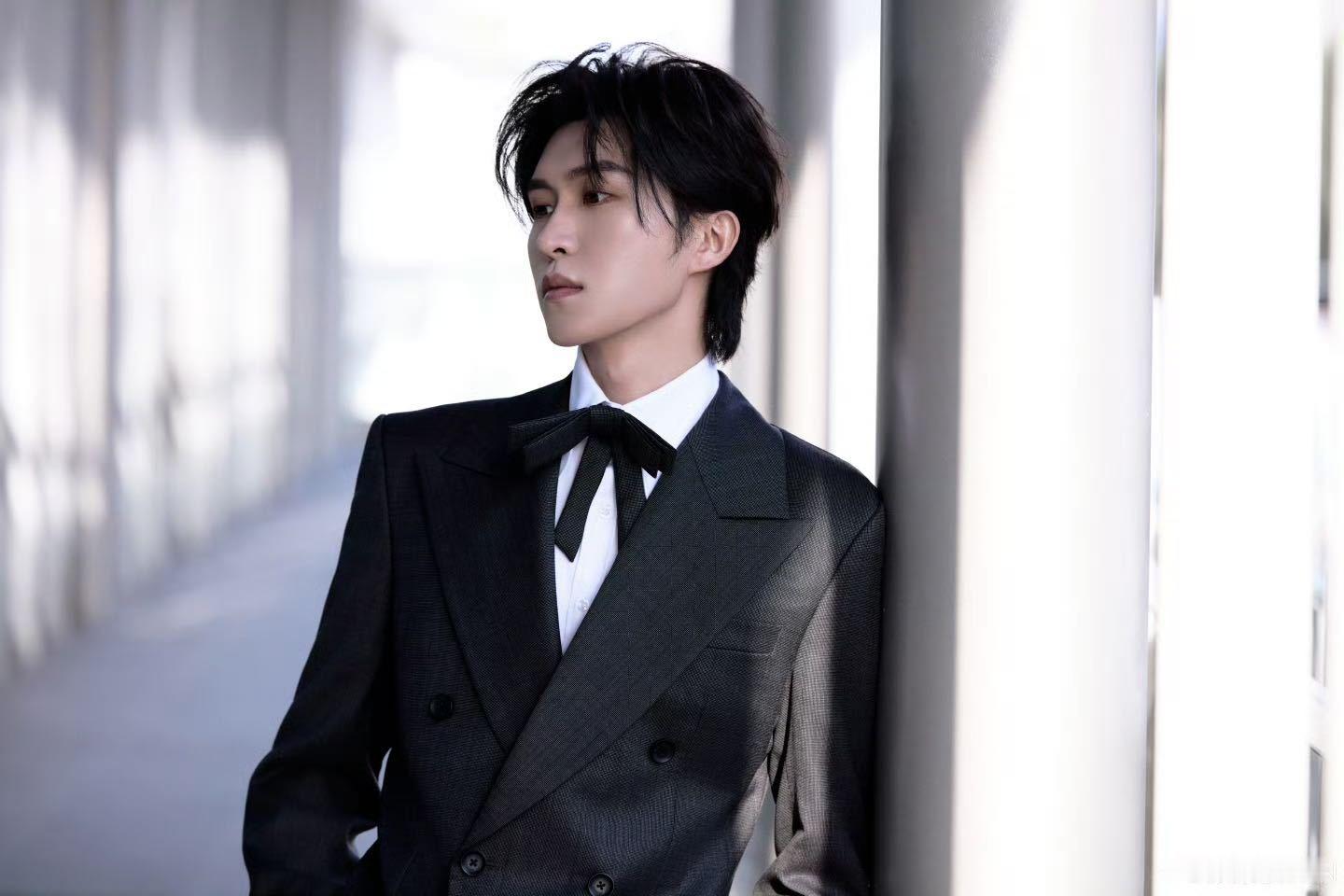 张集骏看似光鲜亮丽其实穿上秋裤了 风度翩翩的竟然穿上秋裤了，降温了大家也不必逞强