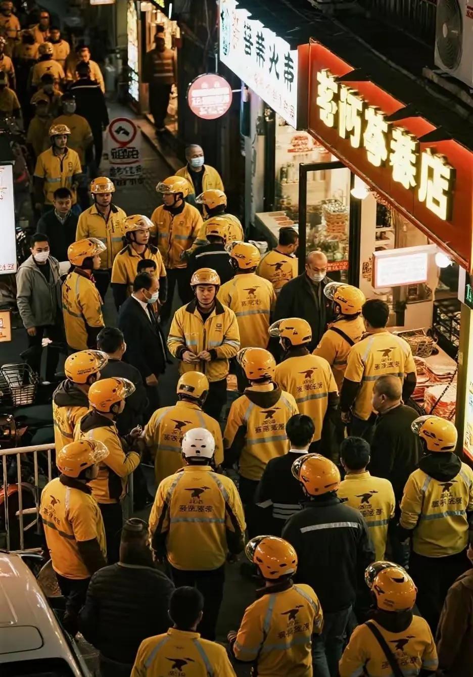 再这样发展下去，会不会以后满大街都是这样的黄衣服，当人人都把自己的退路当成送外卖