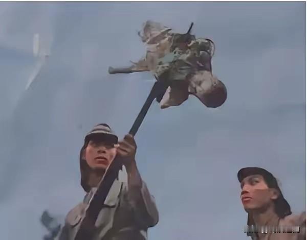 南京大屠杀时，一个日军少尉把婴儿挑在刺刀尖上拍照寄给妻子。他妻子回信中写："干得