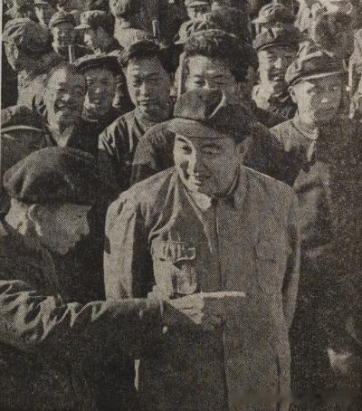 华国锋在密云水库工地和清华大学教授张光斗亲切交谈。