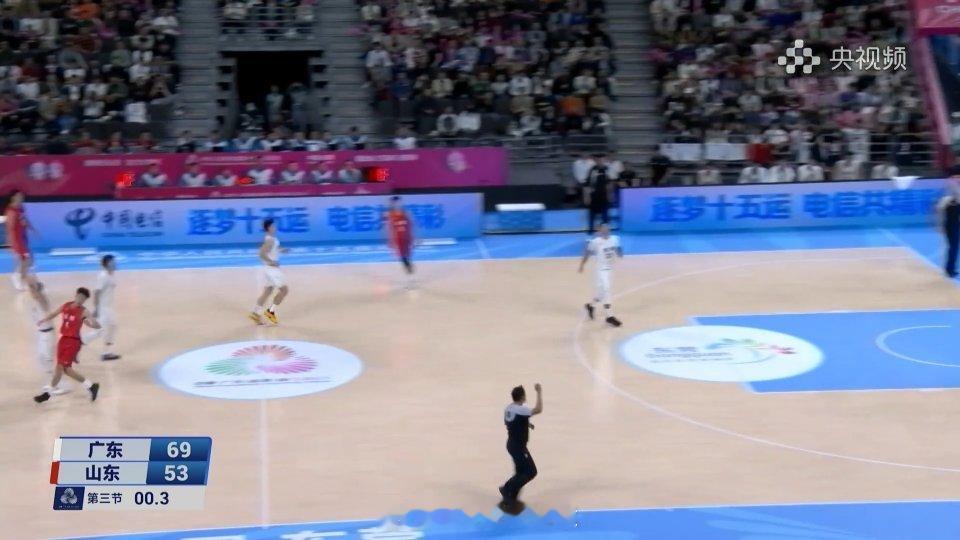 随着最后一攻战术打成，赵睿命中斜角三分，广东带着16分的优势进入末节。第十五届全