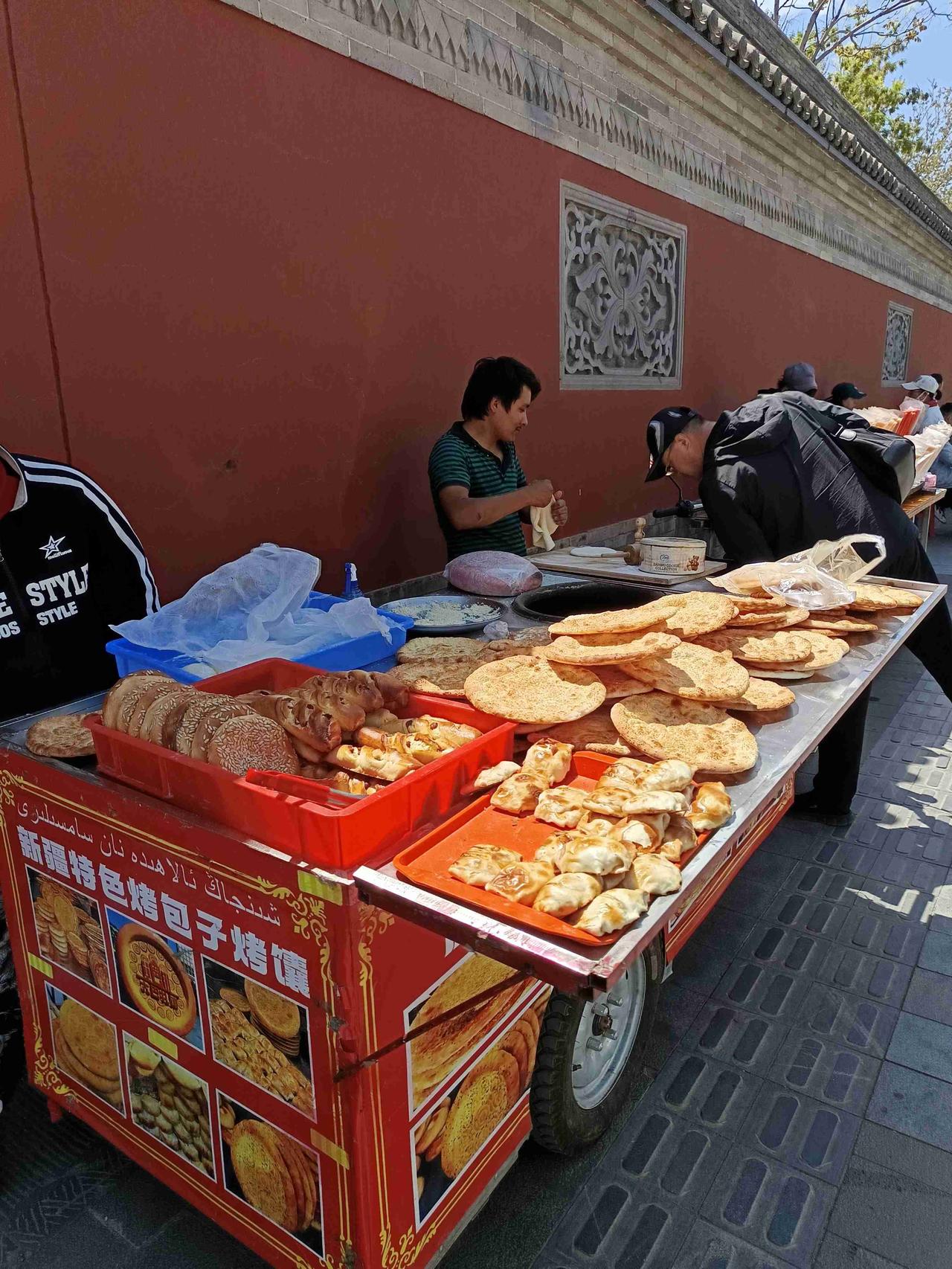 华严寺红墙下。

今天是五四青年节。去城里逛逛。走在华严寺的红墙下面，看新疆烤馕
